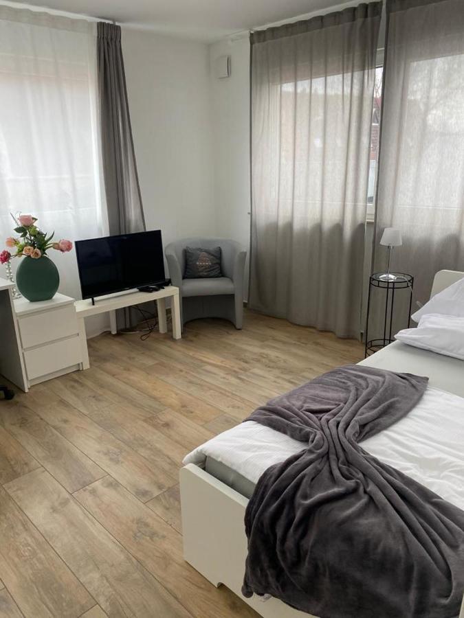 Ferienwohnungen Lamisto Am Waldesrand Neckartenzlingen Luaran gambar